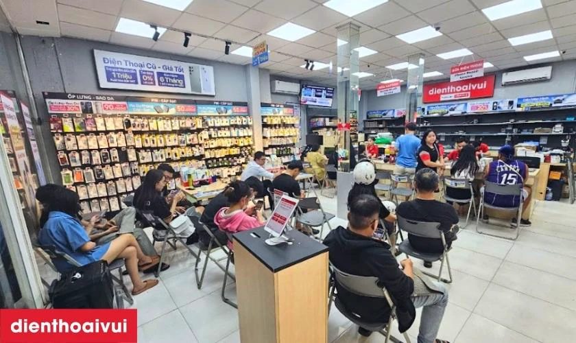 Dịch vụ thay &eacute;p k&iacute;nh iPhone 17 Pro loại A+ lấy liền tại Điện Thoại Vui