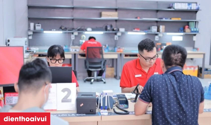 Những lưu &yacute; trước khi thay &eacute;p k&iacute;nh iPhone 17 Pro Max ch&iacute;nh h&atilde;ng Feaglet