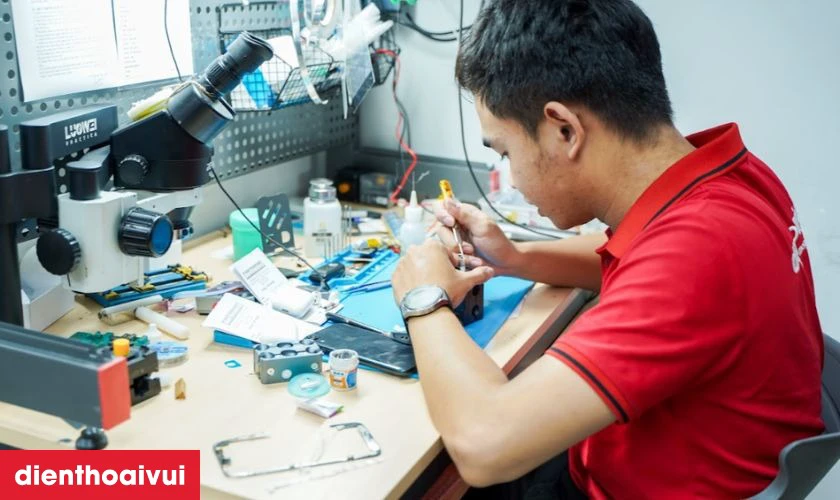 Quy tr&igrave;nh thay &eacute;p k&iacute;nh iPhone 17 Pro Max ch&iacute;nh h&atilde;ng Feaglet tại Điện Thoại Vui