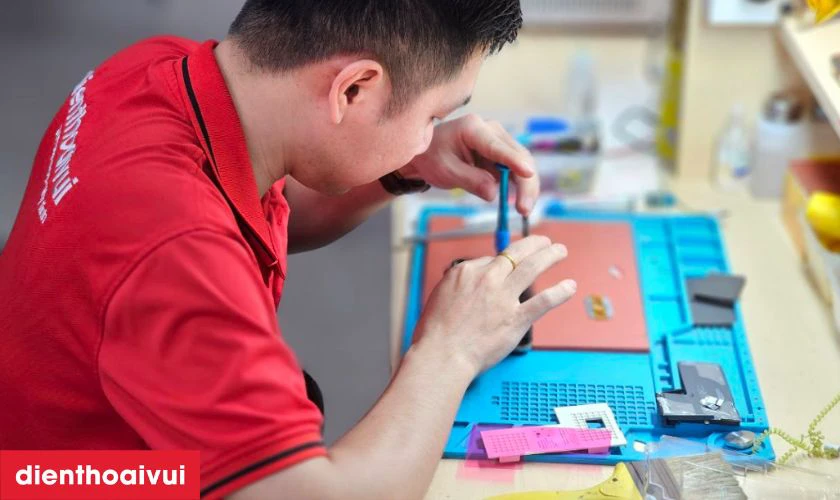 Quy tr&igrave;nh thay &eacute;p k&iacute;nh iPhone Air ch&iacute;nh h&atilde;ng Feaglet tại Điện Thoại Vui