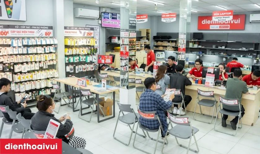 Kỹ thuật viên tay nghề cao, thao tác chính xác với máy móc hiện đại