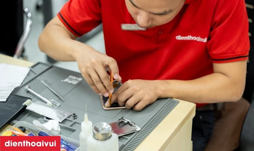 Địa chỉ thay ép kính iPhone Xr chính hãng Feaglet ở đâu uy tín, lấy liền tại TPHCM và Hà Nội