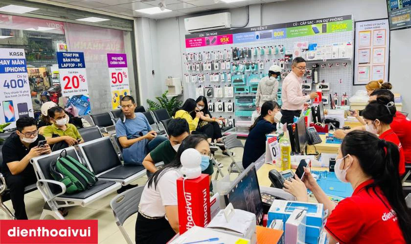 Thay ép kính được thực hiện bởi kỹ thuật viên có kinh nghiệm lâu năm