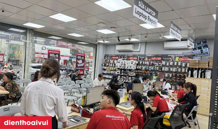 Cửa h&agrave;ng thay &eacute;p k&iacute;nh Itel P55 uy t&iacute;n, lấy ngay Điện Thoại Vui