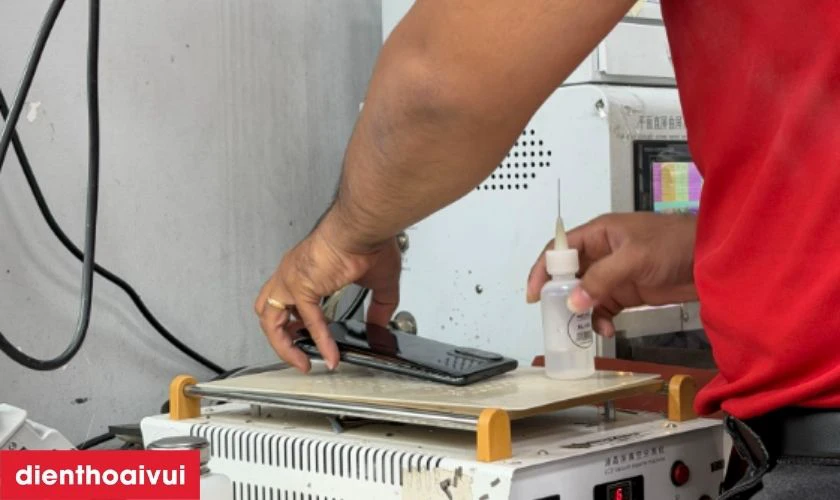 Quy tr&igrave;nh thay &eacute;p k&iacute;nh Itel RS4 chuy&ecirc;n nghiệp tại Điện Thoại Vui