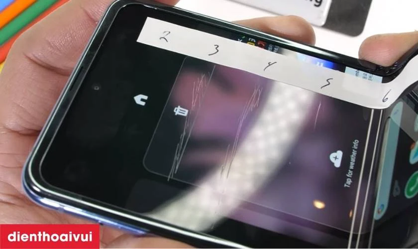 Khi nào nên thay ép kính mặt trong Samsung Z Flip 5?