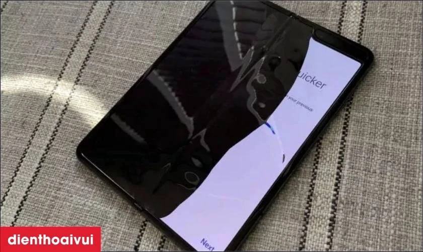 Các dấu hiệu nhận biết bạn cần thay ép kính mặt trong Samsung Galaxy Z Fold 4 mới