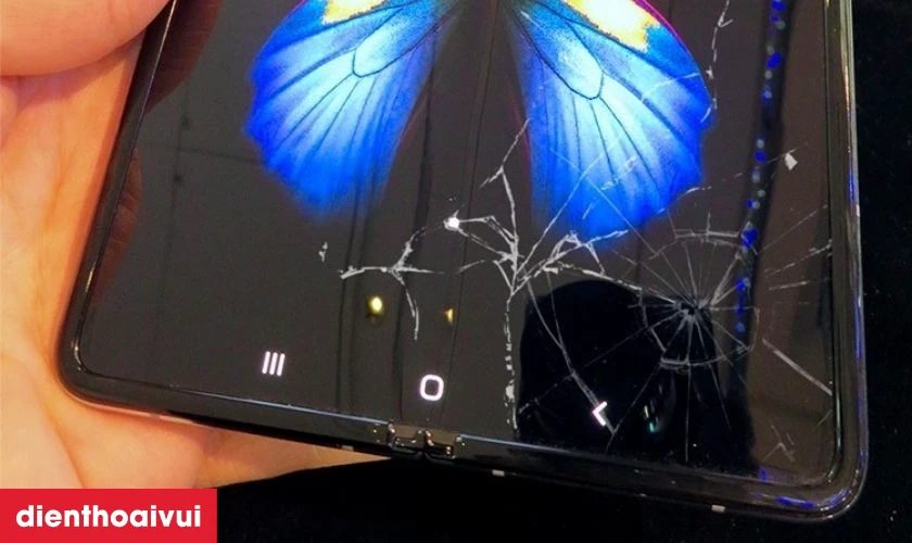 Các dấu hiệu nhận biết bạn cần thay ép kính mặt trong Samsung Galaxy Z Fold 5 mới