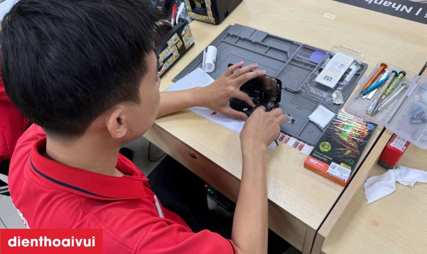 Quy trình thay ép kính minh bạch lấy liền tại Điện Thoại Vui