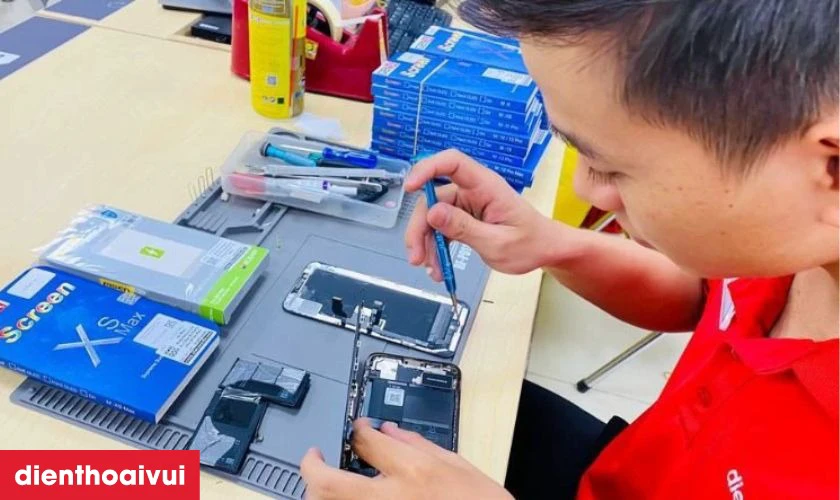 Kỹ thuật viên chuyên nghiệp trực tiếp kiểm tra và thay ép kính mới