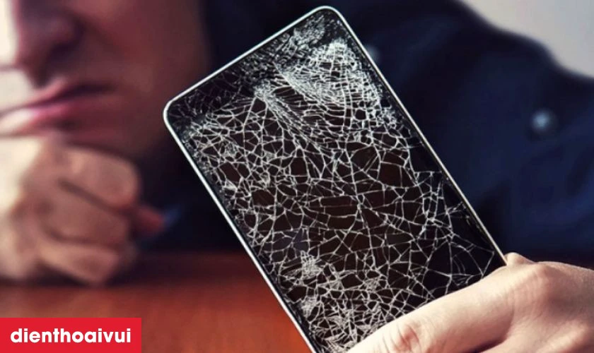 Kính bị nứt vỡ, trầy xước nặng là dấu hiệu cần thay ép kính mới