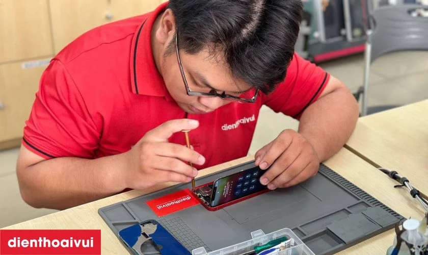 Tiến h&agrave;nh &eacute;p k&iacute;nh mới cho thiết bị