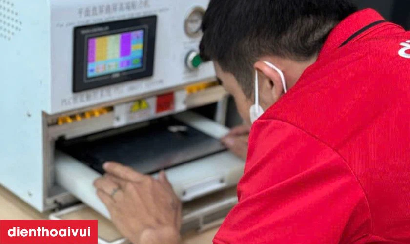 Kỹ thuật viên sử dụng máy móc chuyên dụng để thay ép kính