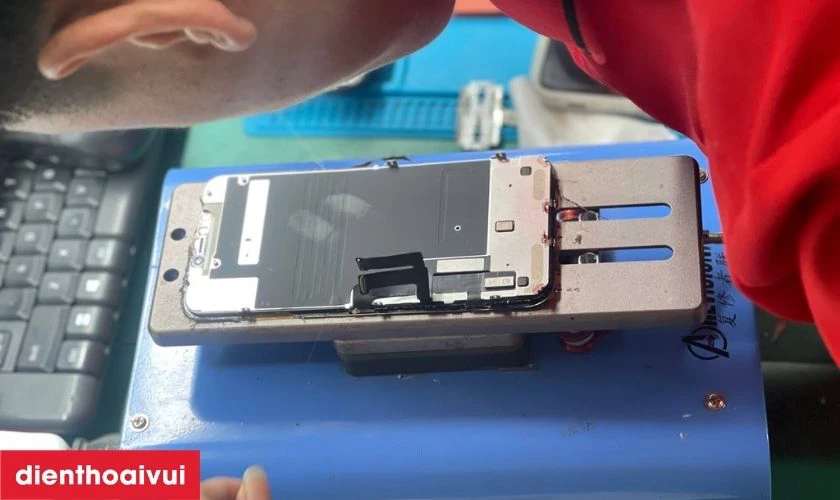 Quy tr&igrave;nh thay &eacute;p k&iacute;nh Nubia Red Magic 9S Pro Plus minh bạch, lấy ngay tại Điện Thoại Vui