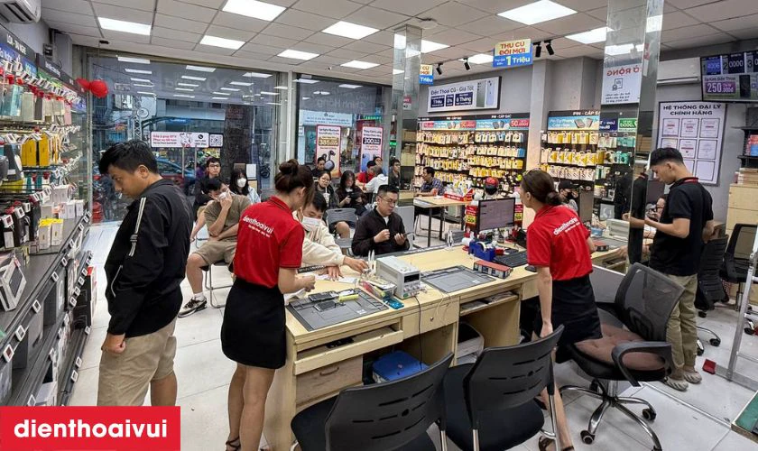 Bàn giao OPPO A3X cho khách và hướng dẫn thanh toán