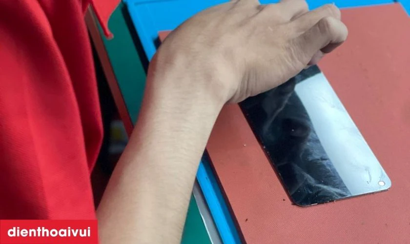 Kiểm tra lại OPPO A57 v&agrave; lắp r&aacute;p ho&agrave;n thiện