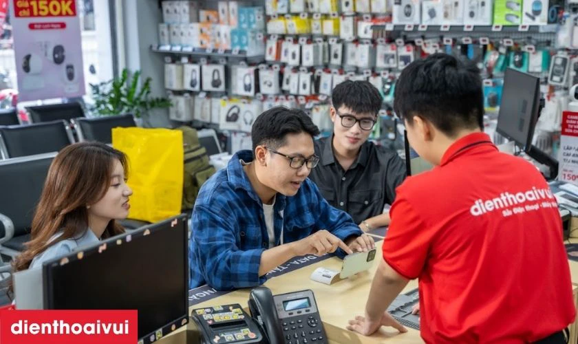 Kỹ thuật viên kiểm tra tình trạng máy và đưa ra phương án sửa chữa