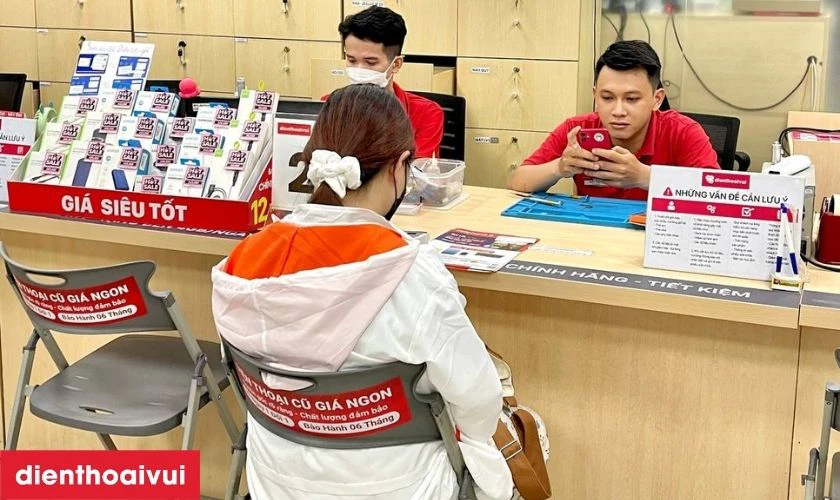 Kỹ thuật viên lúc này sẽ tiến hành kiểm tra tình trạng máy và xác định chính xác lỗi