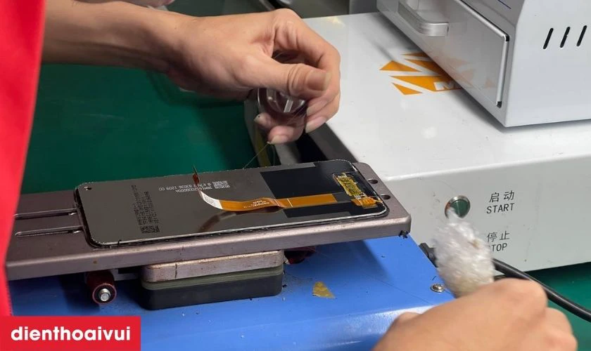 Kỹ thuật viên sẽ tiến hành thay ép kính