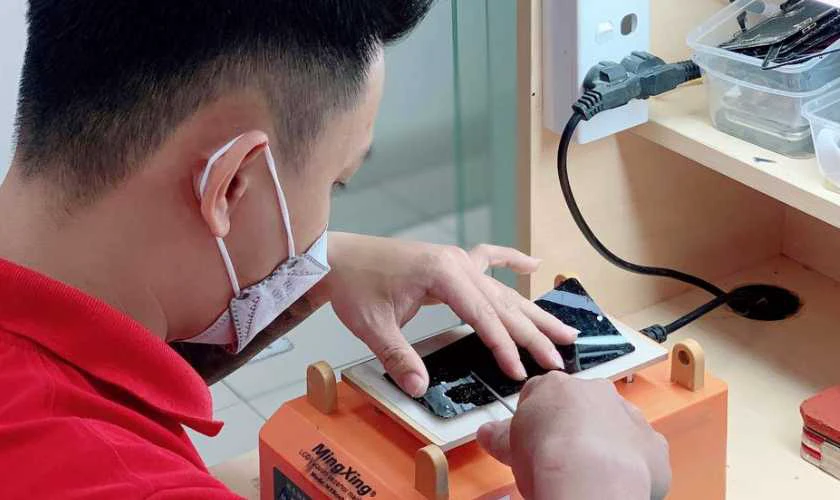 Quy tr&igrave;nh thay &eacute;p k&iacute;nh OPPO tại Điện Thoại Vui