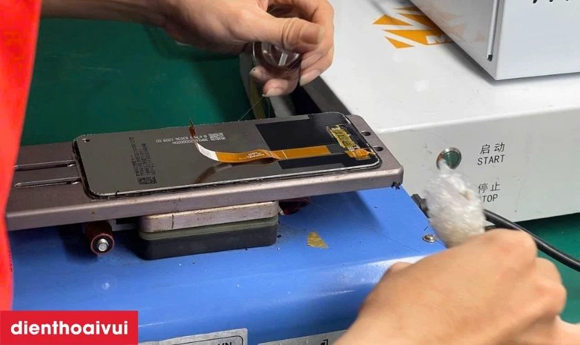 Sau khi thay, kỹ thuật viên test lại các chức năng