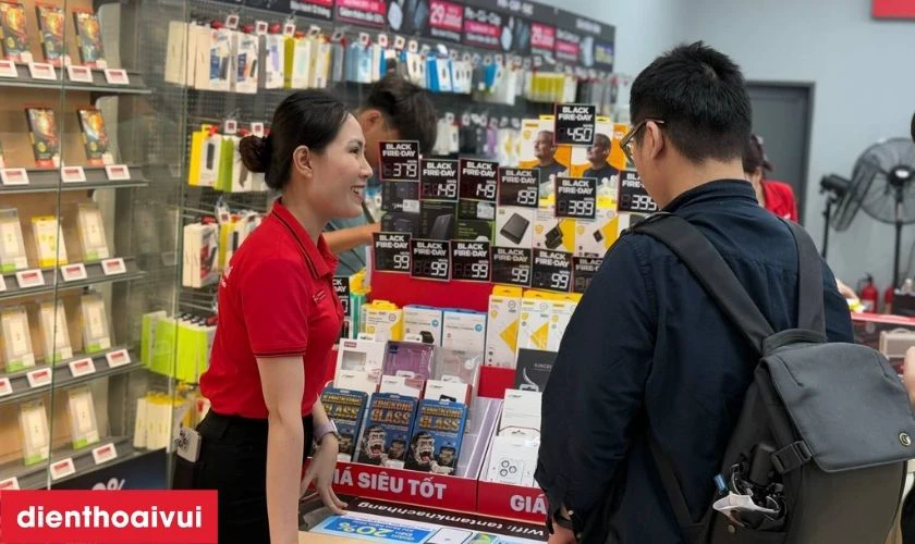 Nhân viên cửa hàng tiếp nhận OPPO Reno 14F và ghi nhận tình trạng lỗi