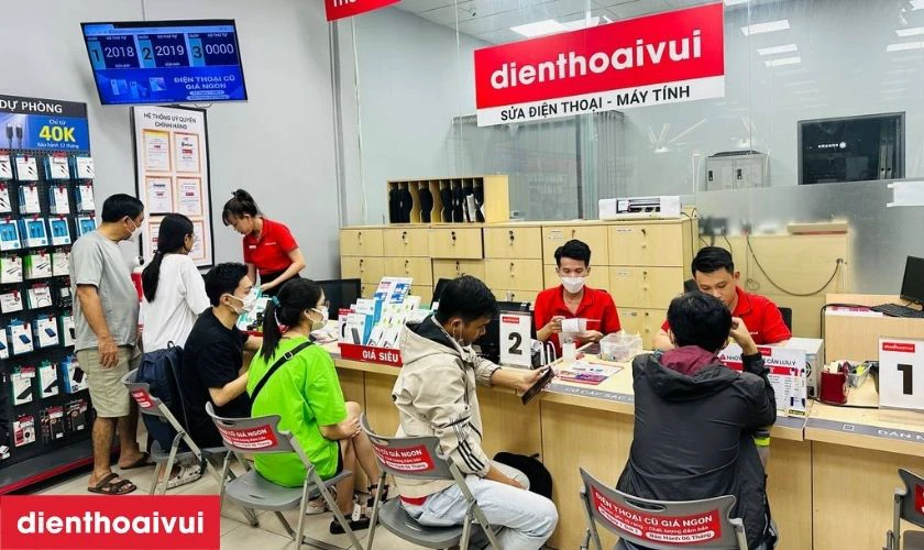 Sau khi ép kính xong, máy sẽ được lắp ráp lại cẩn thận và kiểm tra toàn diện