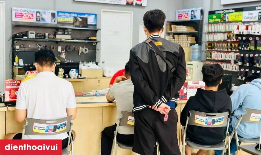 Địa chỉ thay ép kính Realme 12 Plus uy tín, lấy liền tại TPHCM và Hà Nội ở đâu?