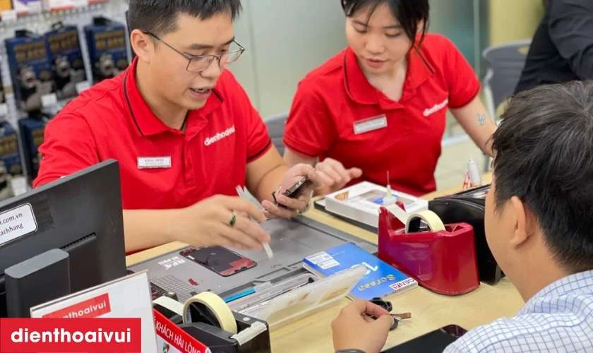 Quy tr&igrave;nh thay &eacute;p k&iacute;nh Realme GT 6T lấy liền tại Điện Thoại Vui