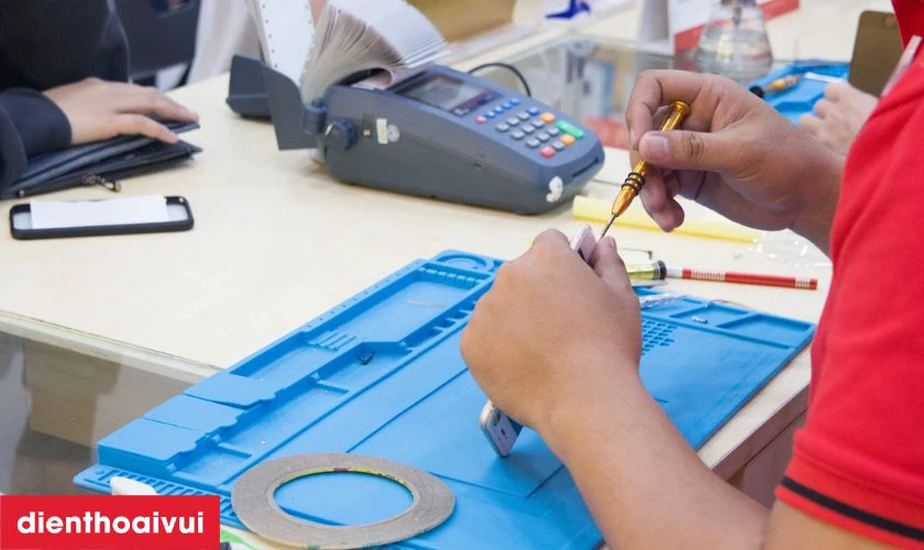 Quy tr&igrave;nh thay &eacute;p k&iacute;nh Realme GT 7T chuy&ecirc;n nghiệp tại Điện Thoại Vui