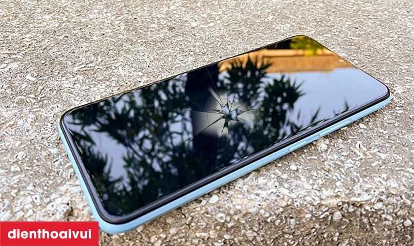 Nguyên nhân mặt kính điện thoại Realme Narzo 50A bị nứt vỡ