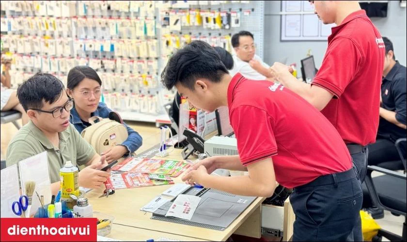 Dịch vụ thay ép kính Samsung Fold mặt ngoài chính hãng, lấy liền tại Điện Thoại Vui