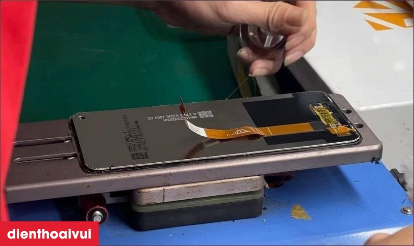 Quy tr&igrave;nh thay &eacute;p k&iacute;nh Samsung Galaxy A17 5G chuy&ecirc;n nghiệp lấy liền tại Điện Thoại Vui