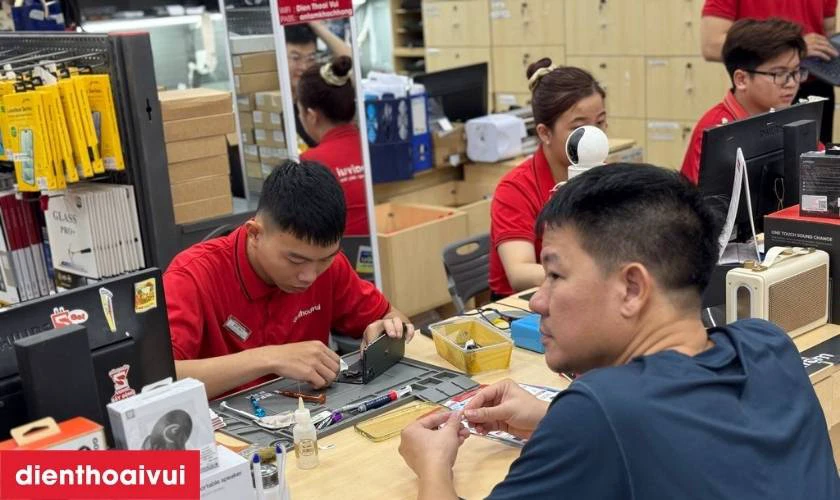 ỹ thuật viên tiến hành tách lớp kính cũ, vệ sinh màn hình và ép lớp kính mới