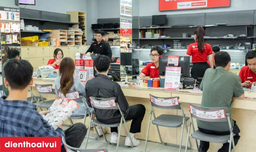 Nhân viên bàn giao máy đến tay khách hàng