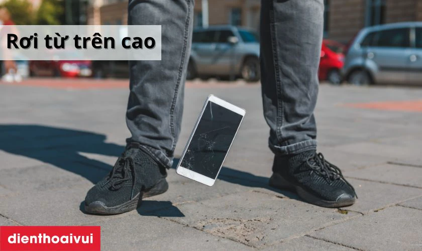 Rơi từ trên cao có thể làm vỡ kính màn hình điện thoại