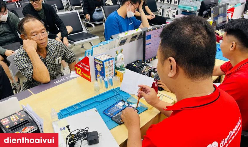 Quy trình sửa chữa thiết bị công nghệ minh bạch lấy liền tại Điện Thoại Vui