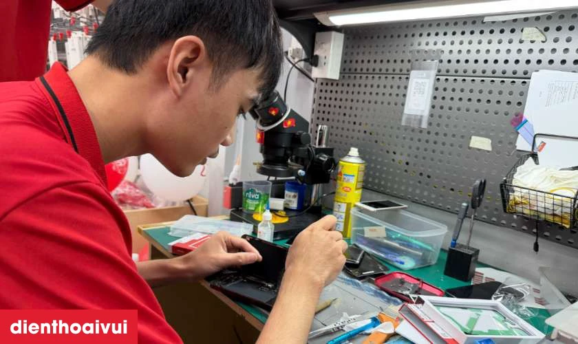 Quy trình thay ép kính Samsung Galaxy M36 chuyên nghiệp tại Điện Thoại Vui