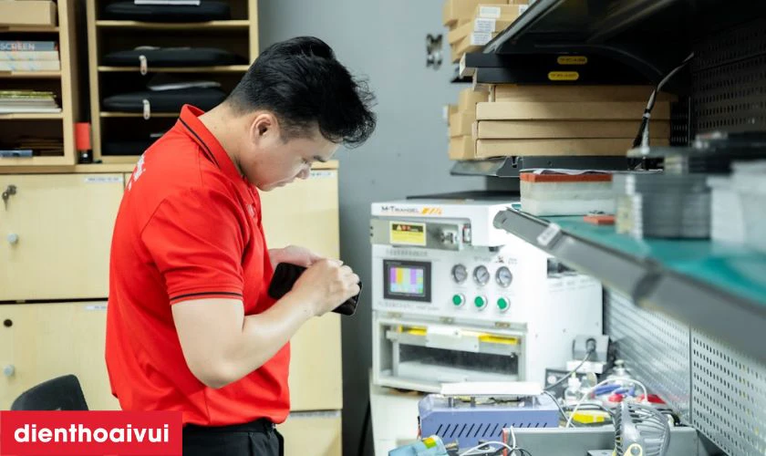 Bàn giao máy cho khách hàng và ghi nhận bảo hành