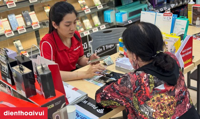 Tiếp nhận điện thoại bị lỗi từ kh&aacute;ch h&agrave;ng