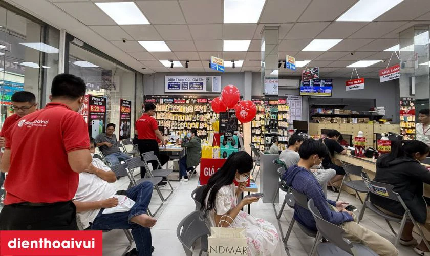 Dịch vụ thay &eacute;p k&iacute;nh Samsung Galaxy S24 FE ch&iacute;nh h&atilde;ng, lấy liền tại Điện Thoại Vui