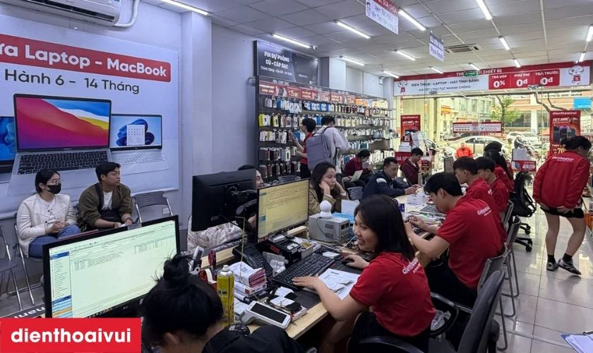 Khách hàng kiểm tra lại máy sau khi ép kính và tiến hành thanh toán tại cửa hàng