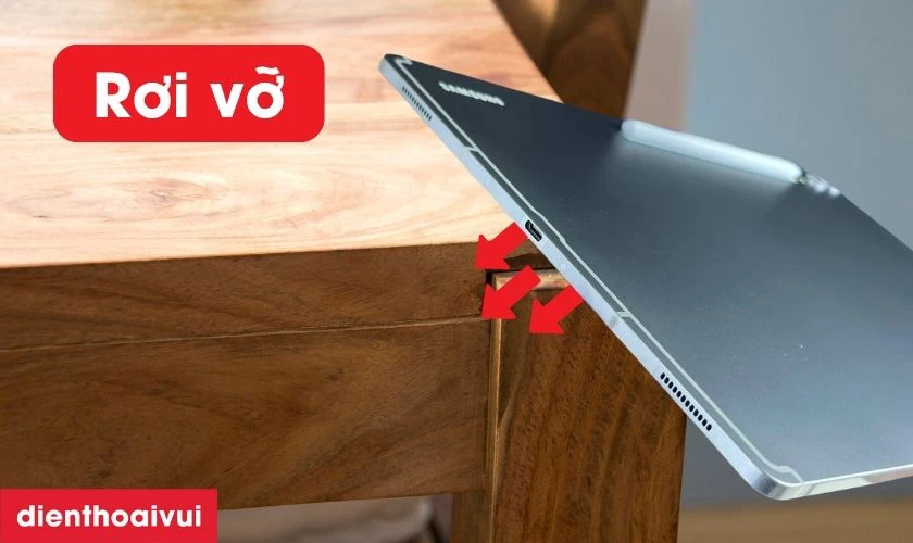 Rơi từ trên cao làm nứt mặt kính màn hình