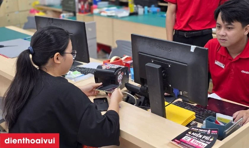 Quy tr&igrave;nh thay &eacute;p k&iacute;nh Galaxy Z Fold 7 - Mặt trong lấy liền tại Điện Thoại Vui