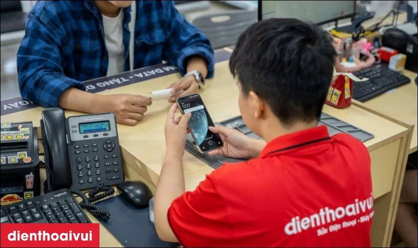 Khách hàng kiểm tra lại máy và thanh toán chi phí dịch vụ