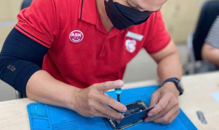 Tiến hành thay ép kính