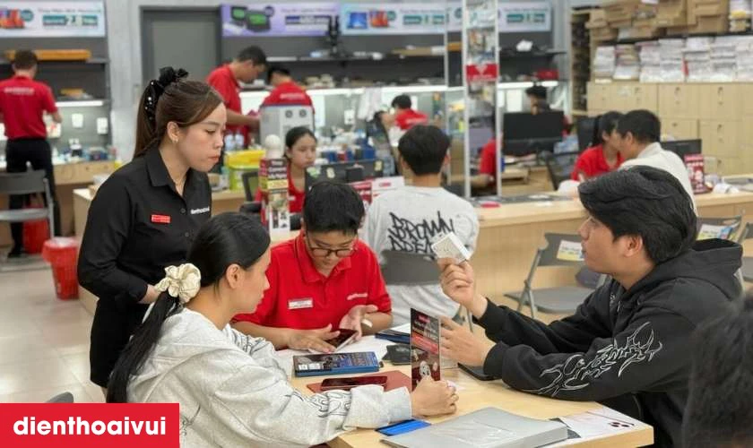 Quy tr&igrave;nh thay &eacute;p k&iacute;nh Tecno Pova 2 chuy&ecirc;n nghiệp tại Điện Thoại Vui