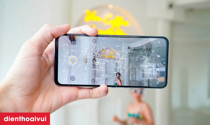 Màn hình xuất hiện nhiều vết trầy xước gây khó khăn khi nhìn