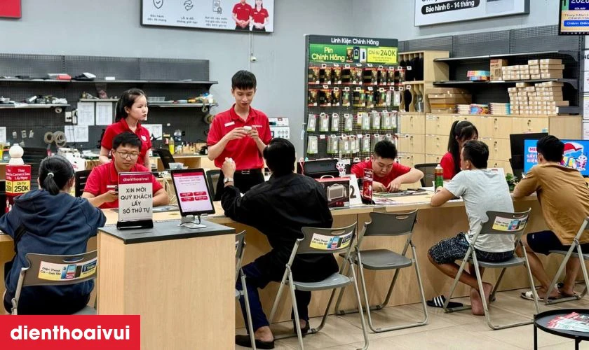 Kỹ thuật viên chuyên nghiệp trực tiếp kiểm tra và thay thế