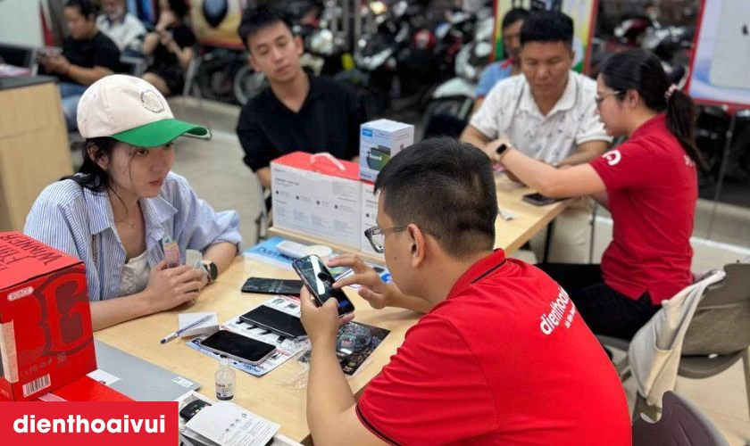 Kỹ thuật viên chuyên nghiệp trực tiếp kiểm tra và thay ép kính mới